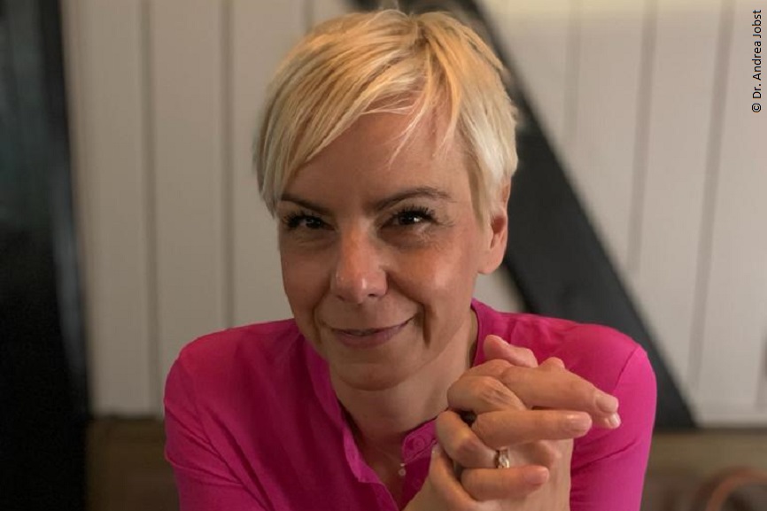 Frau Dr. Jobst lacht in die Kamera.